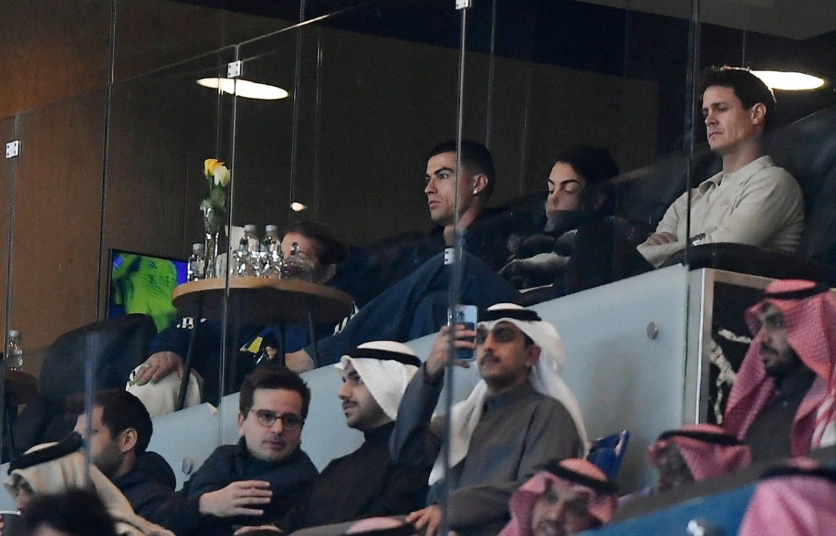 Ronaldo ngồi xem Al Nassr thi đấu từ trên khán đài (Ảnh: Reuters)