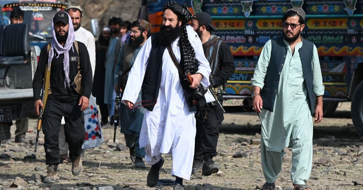Bộ trưởng Người tị nạn và Hồi hương Afghanistan Khalil Ur-Rahman Haqqani (giữa) thị sát một trại tị nạn gần cửa khẩu Torkham tại biên giới Afghanistan-Pakistan ở tỉnh Nangarhar tháng 11/2023 (Ảnh: AFP/CBS News)
