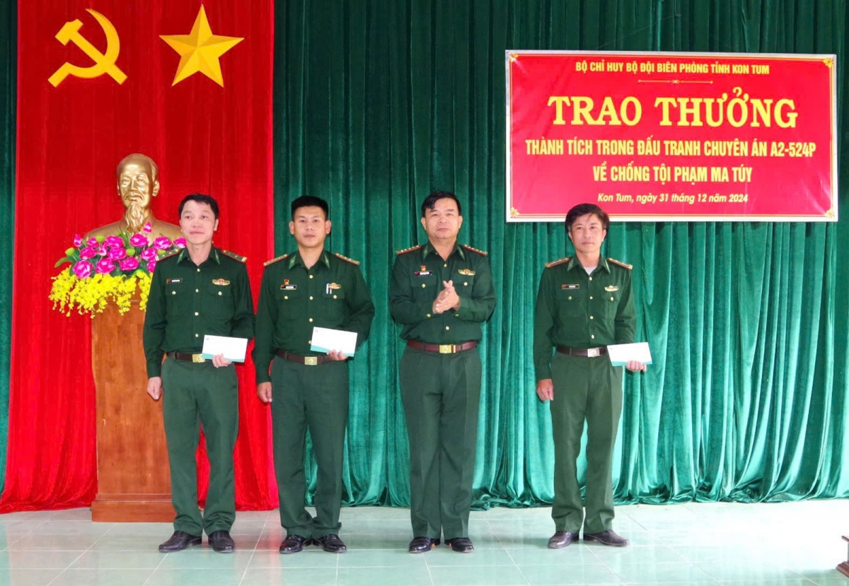 Khen thưởng cán bộ chiến sỹ biên phòng tham gia bắt giữ đối tượng vận chuyển ma tuý