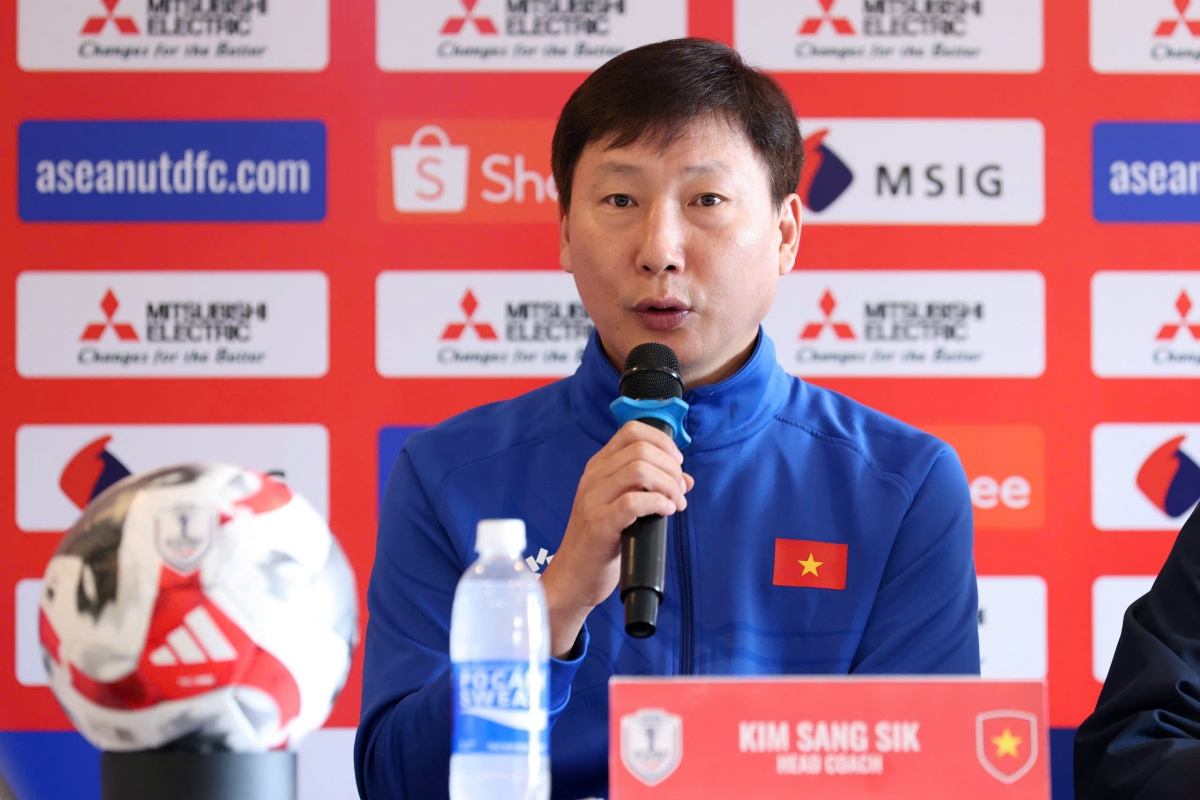 HLV Kim Sang Sik yêu cầu các học trò đề cao cảnh giác trước trận lượt về (Ảnh: Anh Đức).