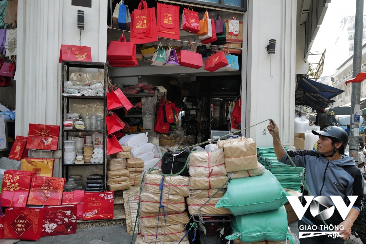 Các cửa hàng bán túi quà tết trên phố Hàng Chiếu cũng được dịp trưng ra bày bán cho khách có nhu cầu