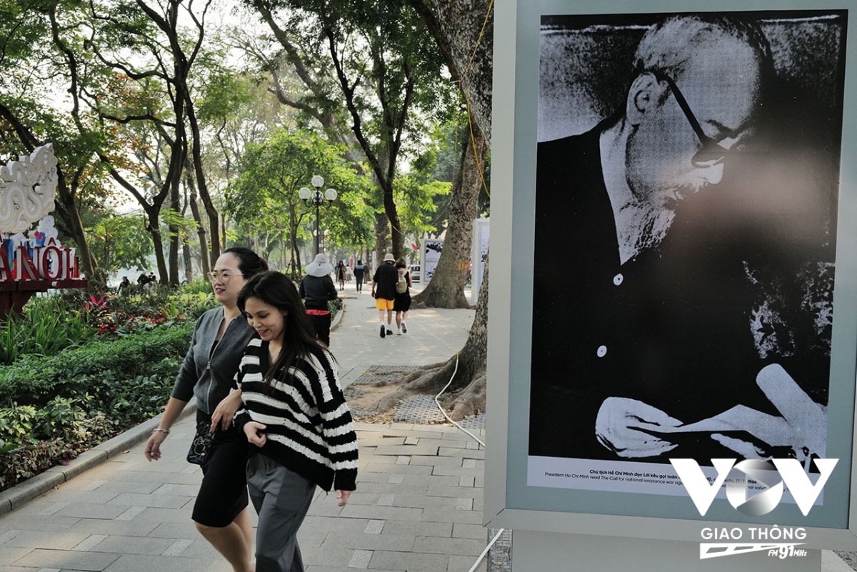 Trên phố phường Hà Nội, nhiều nơi đã bắt đầu tiến hành trang trí đón năm mới. Không khi cuối năm và đón chào năm mới có thể cảm nhận được rất rõ rệt khi bước chân ra phố