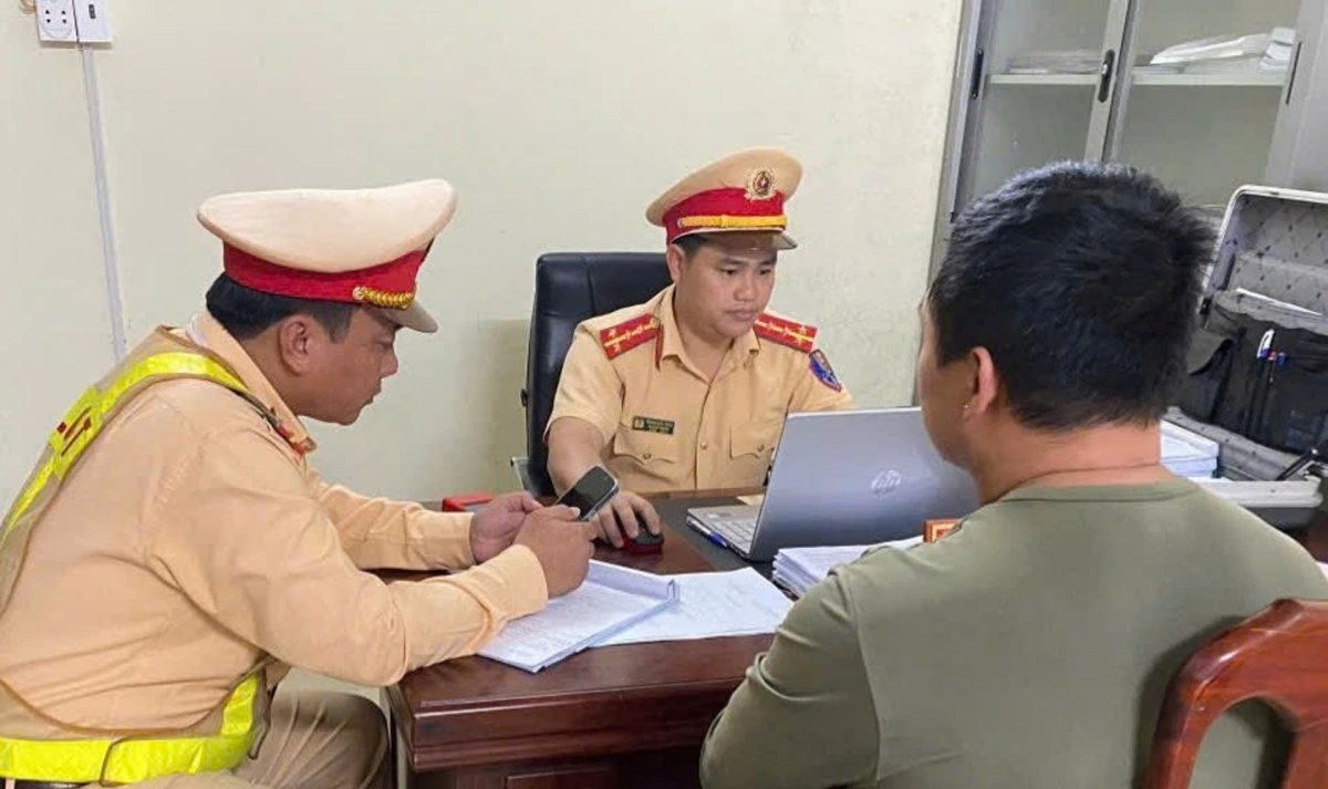 CSGT Đắk Nông xác minh, xử lý các trường hợp vi phạm sử dụng điện thoại khi lái xe.