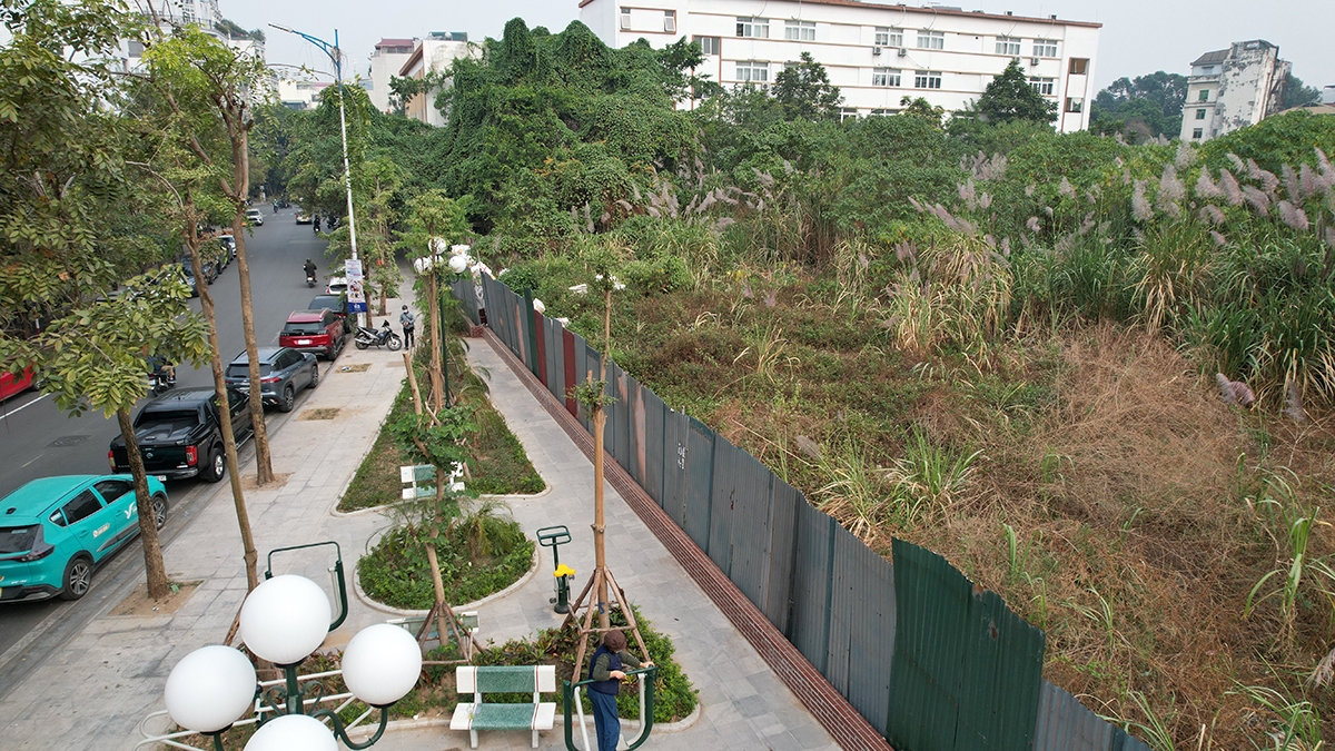 Dự án tại 94 Lò Đúc đã kéo dài nhiều năm, liên quan đến nhiều vấn đề về đất đai, quá trình cổ phần hóa và thủ tục đầu tư, Chủ tịch UBND Thành phố yêu cầu tập trung giải quyết, tháo gỡ nhằm chống lãng phí, không gây thiệt hại cho nhà nước. Chậm nhất trong tháng 1/2025, phải xử lý dứt điểm dự án này.