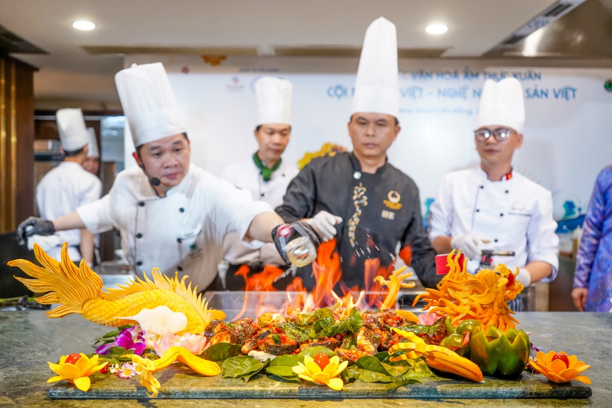 Các đầu bếp trình diễn món ăn tại Đêm tiệc văn hóa ẩm thực xuân cội nguồn Việt - Nghệ nhân di sản Việt được tổ chức tại Furama Resort Đà Nẵng