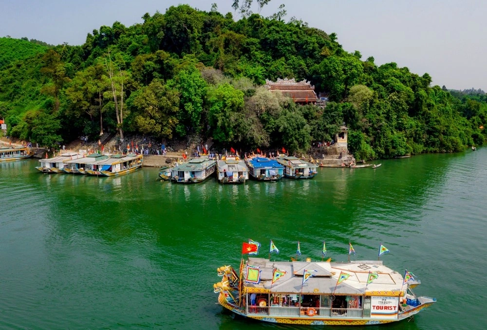 Vào dịp tháng 3 và tháng 7 âm lịch, đông đảo du khách hành hương về lễ hội tại di tích điện Huệ Nam, xã Hương Thọ, TP. Huế. Ảnh: V.T