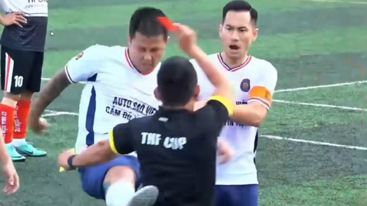 Cựu tuyển thủ Lê Sỹ Mạnh hành hung trọng tài (Ảnh cắt từ video)