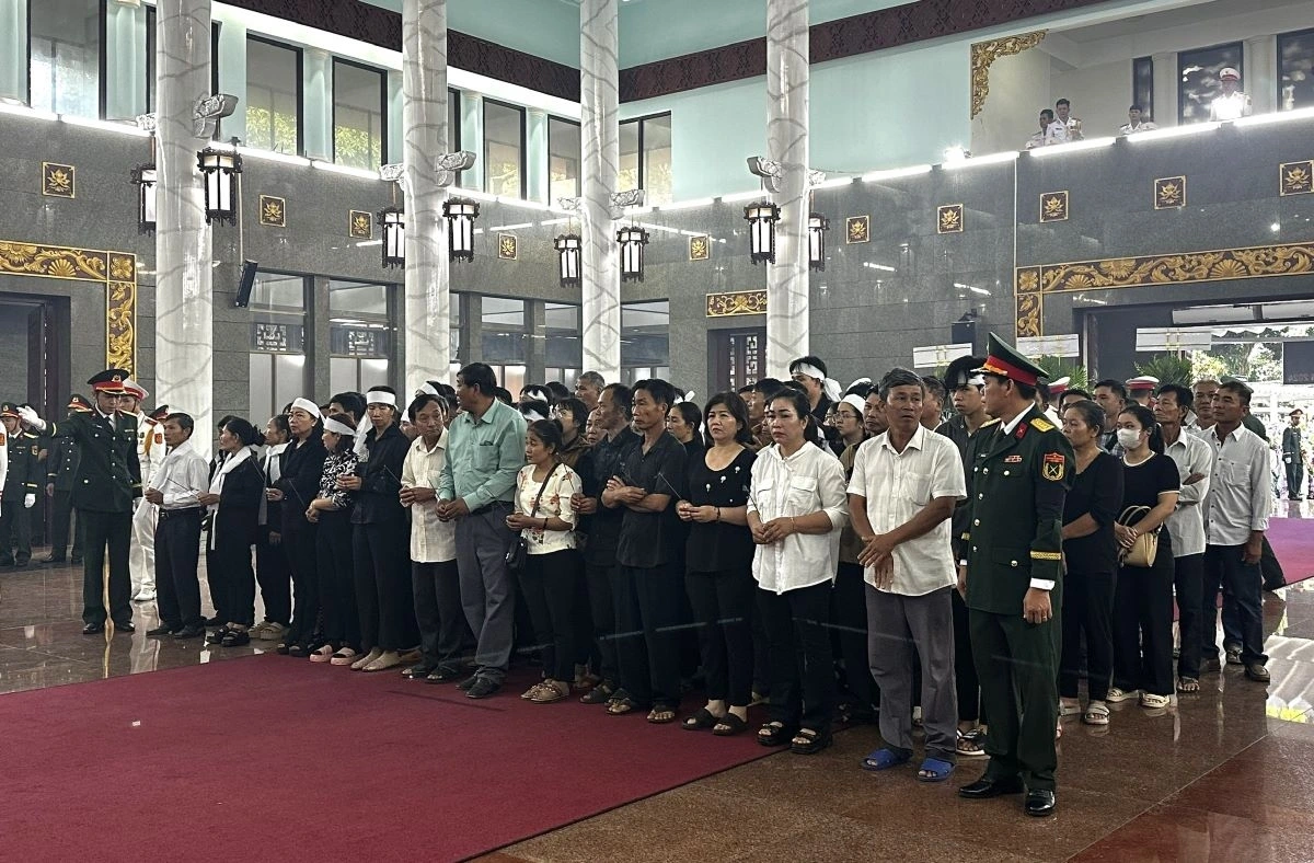 Gia đình, người thân các liệt sĩ tại Lễ tang (ảnh: Ngọc Xuân)