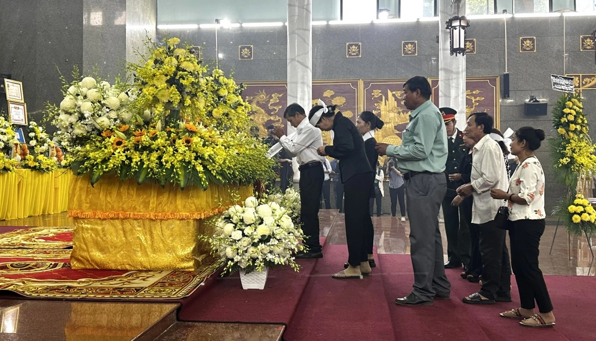 Kính cẩn tiễn biệt các liệt sĩ (ảnh: Ngọc Xuân)