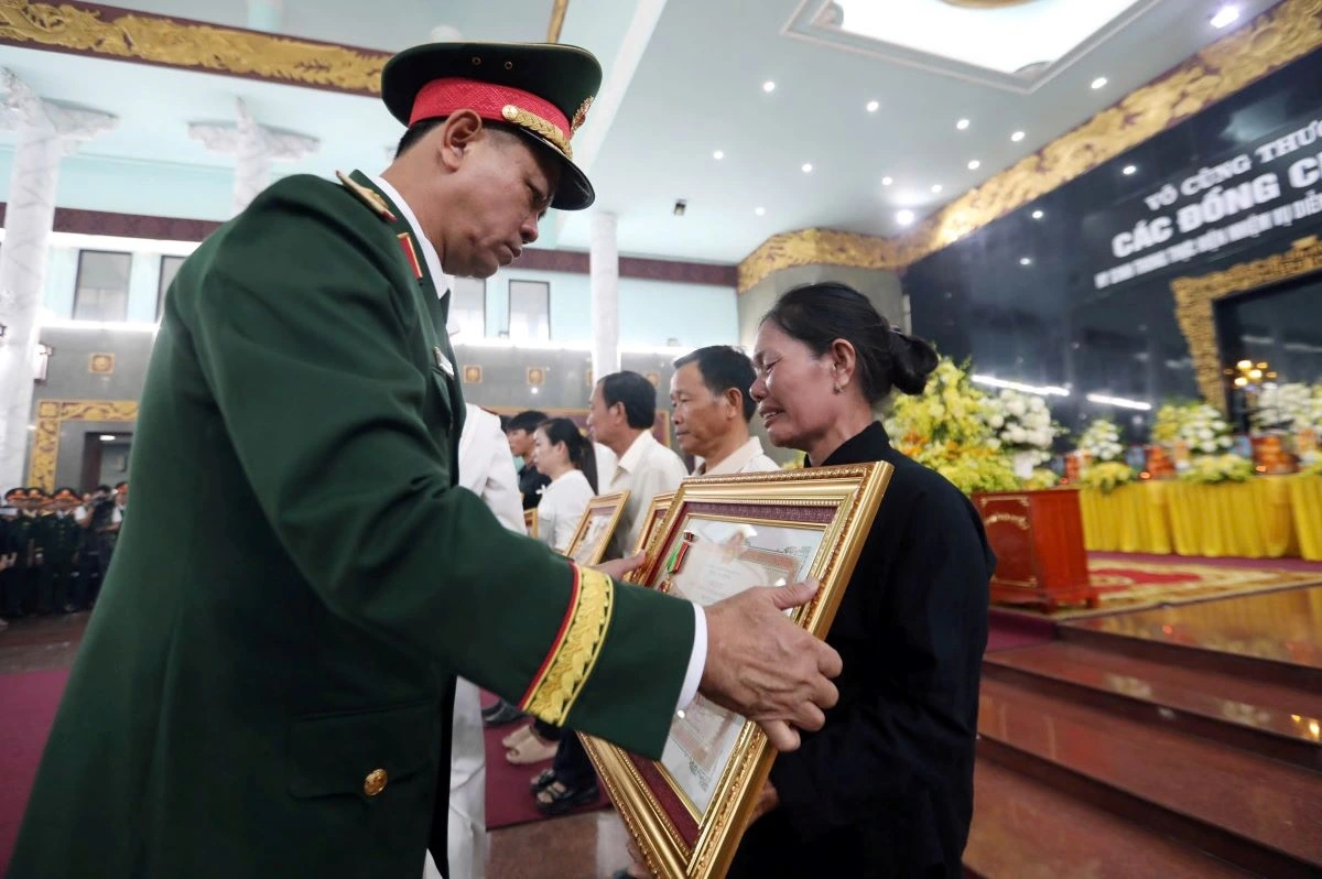 Trung tướng Nguyễn Trường Thắng, Tư lệnh Quân khu 7, trao Huân chương Bảo vệ Tổ quốc hạng 3 cho gia đình các liệt sĩ (ảnh: TL)