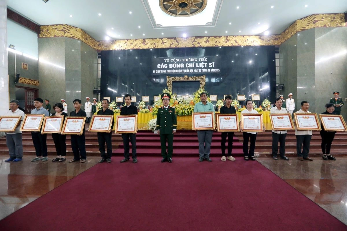 Chính ủy Quân khu 7 Trần Hoài Trung trao bằng Tổ quốc ghi công cho đại diện gia đình các liệt sĩ (ảnh: TL)
