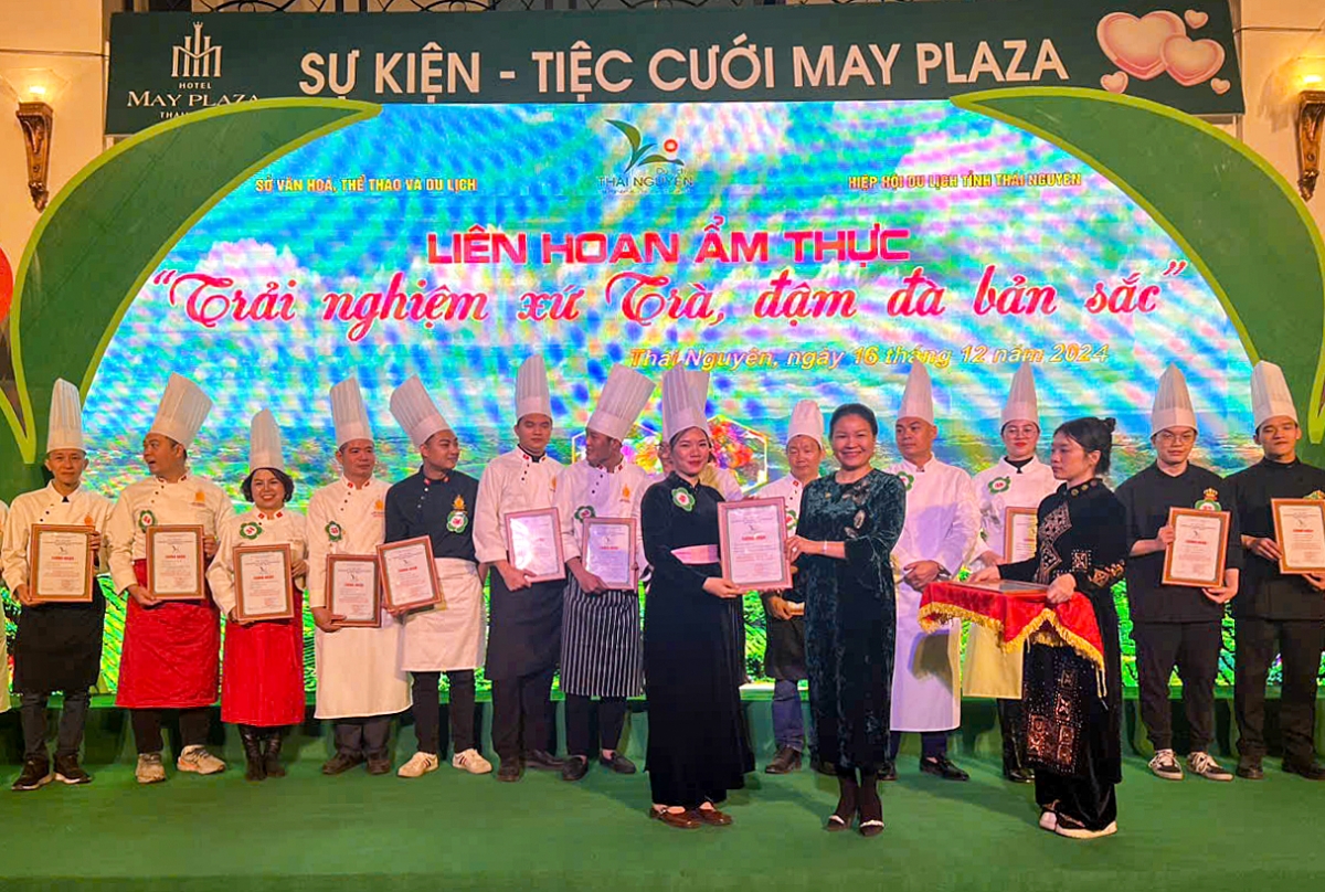Ban Tổ chức đã trao chứng nhận cho 153 món ăn đặc sắc chế biến nguyên liệu từ cây chè và các sản phẩm Trà Thái Nguyên. Ảnh: Ngọc Anh