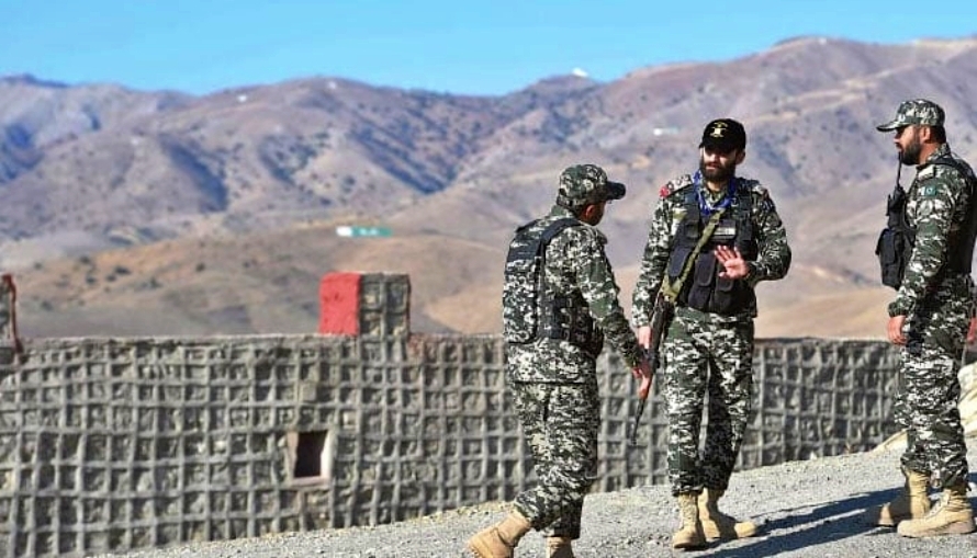 Lính biên phòng Pakistan tại làng Ghulam Khan, quận Bắc Waziristan, tỉnh Khyber Pakhtunkhwa sát biên giới Afghanistan (Ảnh: AFP/Geo News).