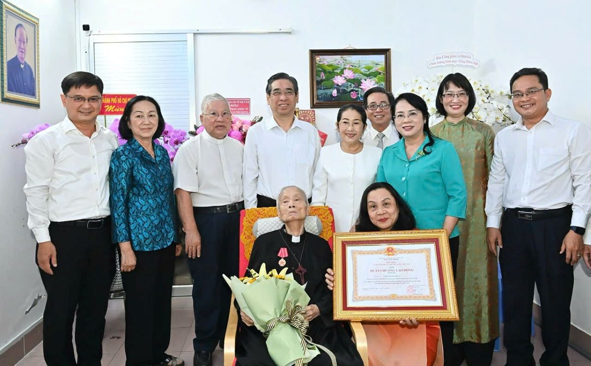 Hơn 60 năm qua, Linh mục Phan Khắc Từ luôn dành trọn cho việc đạo, việc đời, theo tinh thần Thư chung năm 1980 của Hội đồng Giám mục Việt Nam" (ảnh: Q.A)