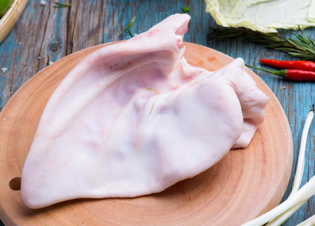 Bạn có thể chế biến tai heo thành món nhậu ngon tuyệt. 