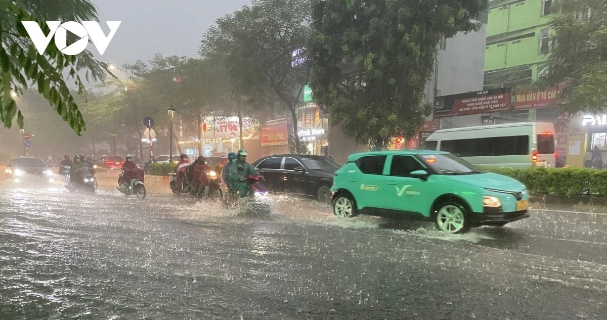 Điều đầu tiên, người sử dụng ô tô luôn cần tránh việc để xe phải lội nước. Tuy nhiên trong những trường hợp không thể tránh khỏi, nên thực hiện ngay những điều sau để chiếc xe của bạn có thể tiếp tục sử dụng lâu dài sau khi đã lội qua đoạn đường ngập nước.
