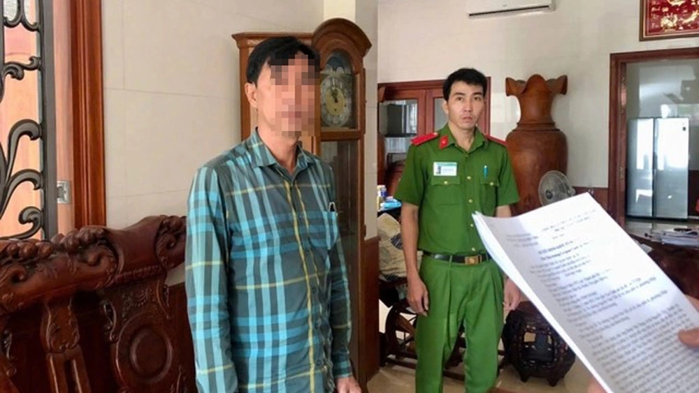 Hồ Văn Sốp nghe đọc lệnh tạm giam (ảnh: CA)