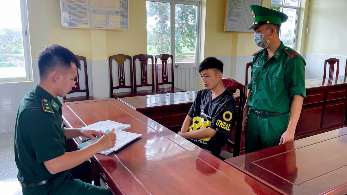Tổ công tác Đồn Biên phòng Vĩnh Hải lấy lời khai đối tượng Lê Châu Phú