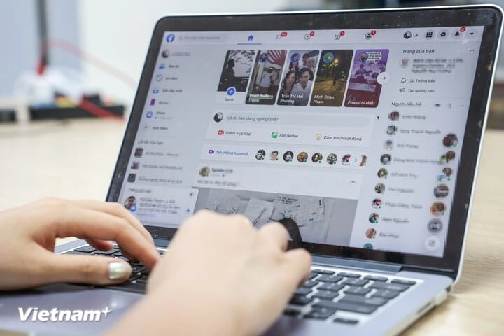 Chủ tài khoản mạng xã hội phải xác thực số điện thoại để đăng bài. (Ảnh: TTXVN)