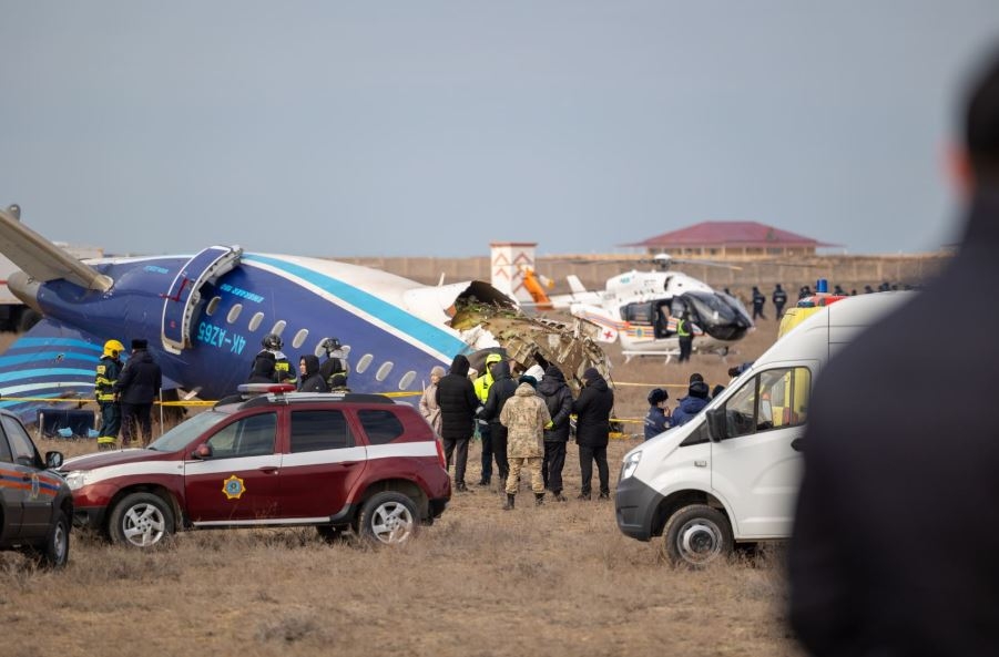 Hiện trường vụ rơi máy bay của hãng hàng không Azerbaijan Airlines gần sân bay Aktau, Kazakhstan, ngày 25/12/2024. Ảnh: THX/TTXVN