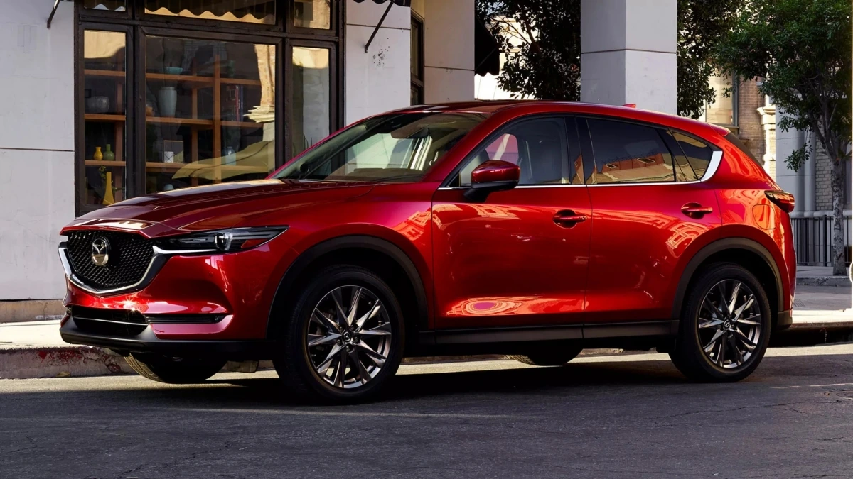 Màu Red Soul Crystal của Mazda có độ bóng tốt hơn và làm nổi bật các đường cong thân xe hơn