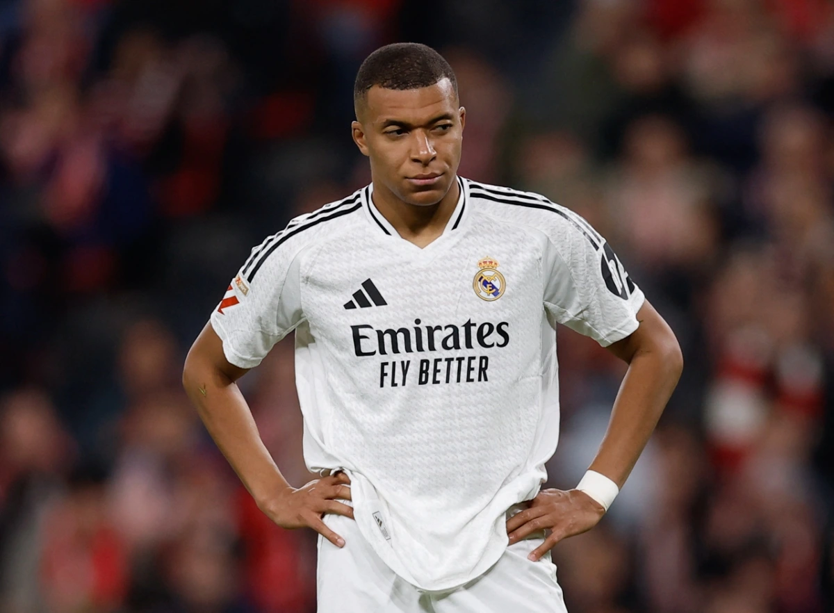 Kylian Mbappe đá hỏng phạt đền trong trận thua của Real Madrid (Ảnh: Reuters)