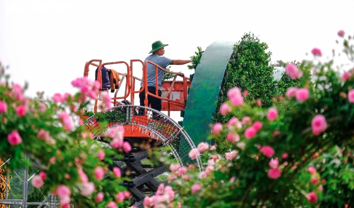 The second flower festival will feature a dazzling array of floral displays that combine traditional craftsmanship with modern lighting technology to bring a stunning space to visitors.