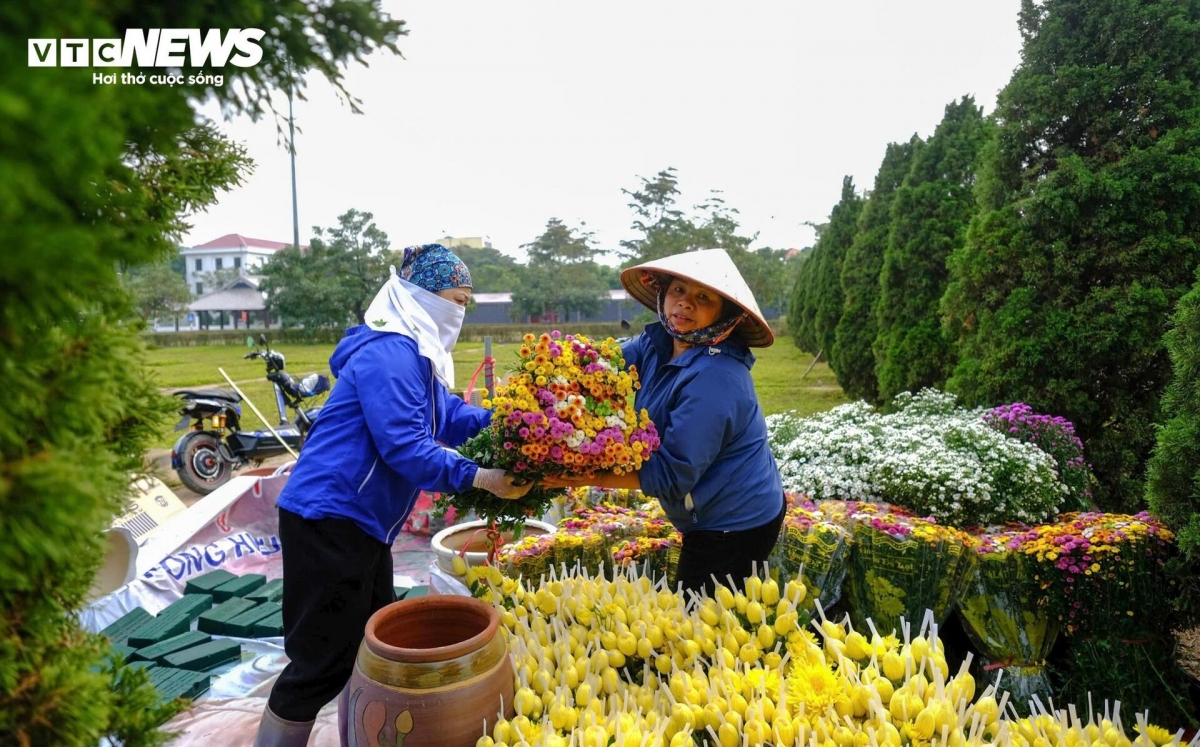 Besides roses, many other types of flowers are also grown in the village to prepare for the festival.