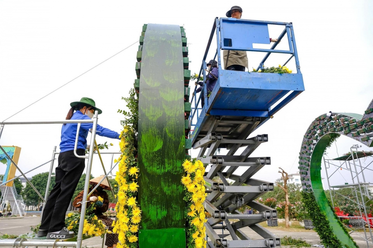 The opening ceremony of the festival, due on December 26, is expected to attract many famous singers and will be live broadcast on Hanoi Television. The 15-minute fireworks show will start immediately after the opening ceremony.