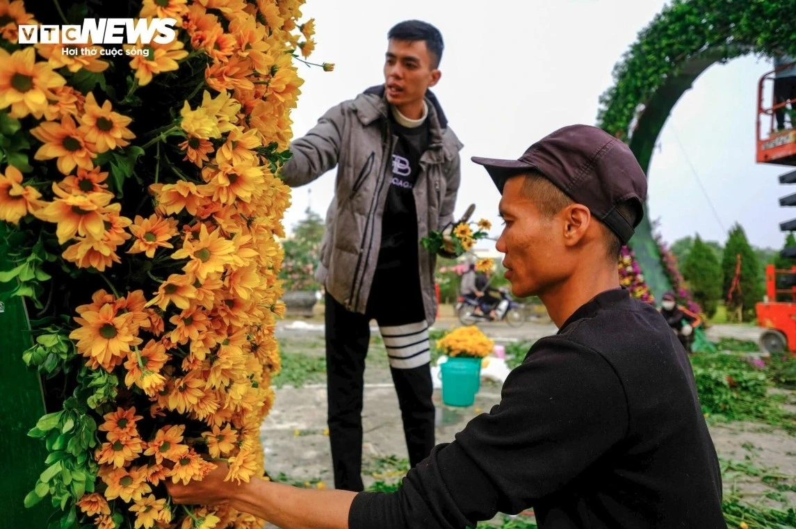 Highlights of the festival will include a flower bicycle decoration contest, a flower painting competition, and an Ao Dai (traditional long dress) fashion show, among others.