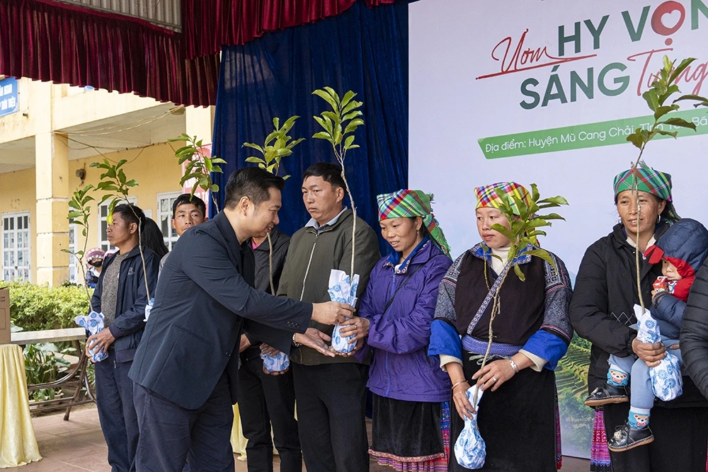 Chương trình "Ươm hy vọng, sáng tương lai" trao tặng những bầu cây giống và các phần quà tết cho các hộ gia đình có hoàn cảnh khó khăn tại xã La Pán Tẩn, huyện Mù Căng Chải tỉnh Yên Bái.