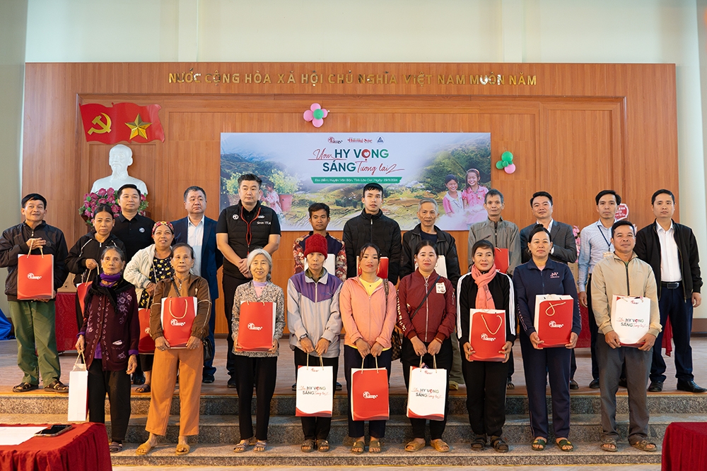 Chương trình "Ươm hy vọng, sáng tương lai" trao tặng những phần quà Tết ý nghĩa cho bà con xã Tân An, huyện Văn Bàn, tỉnh Lào Cai.