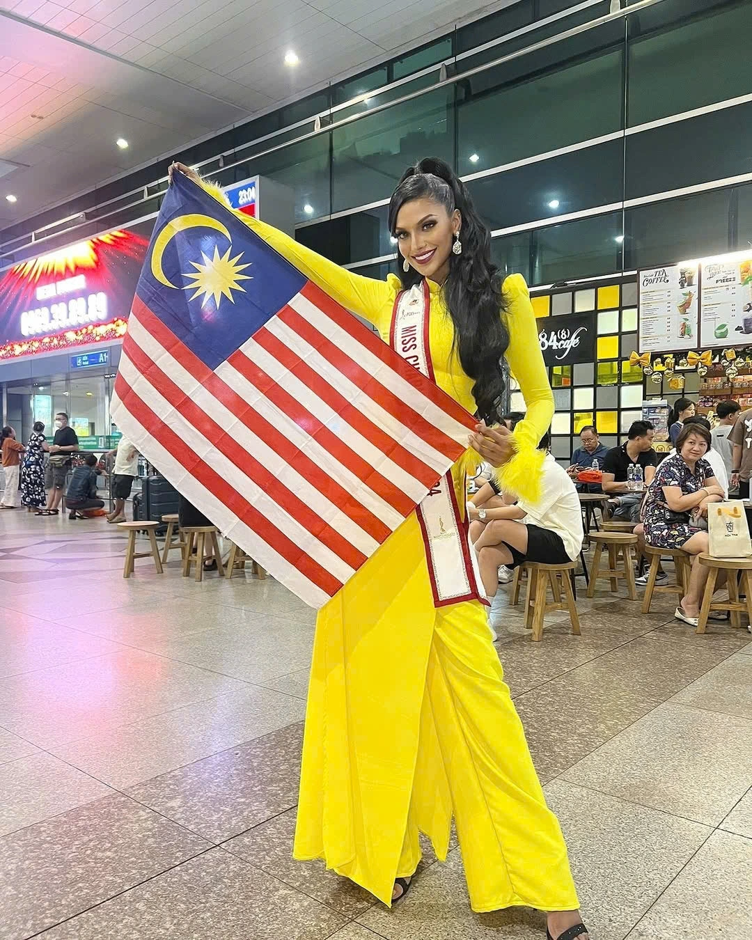Người đẹp Rashmita Rasindran đến từ Malaysia diện trang phục áo dài đến TP.HCM