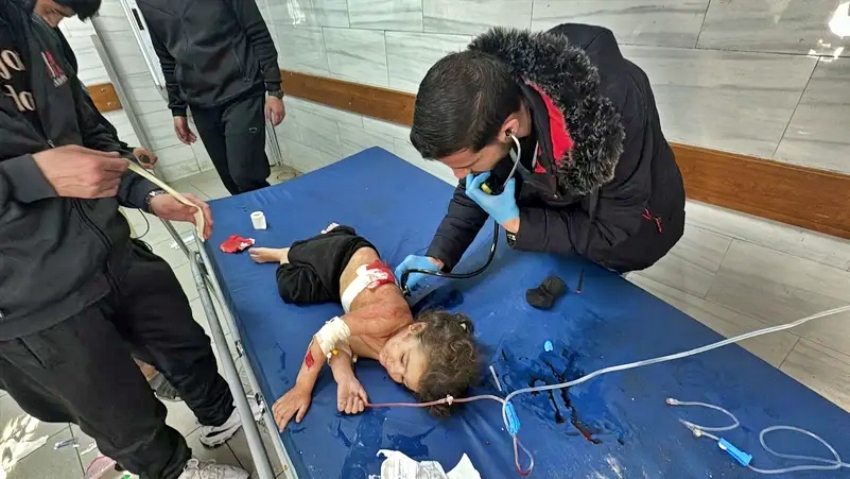 Một bé gái Palestine bị thương được hỗ trợ chăm sóc tại bệnh viện Kamal Adwan, phía Bắc Gaza. (Ảnh: Reuters)