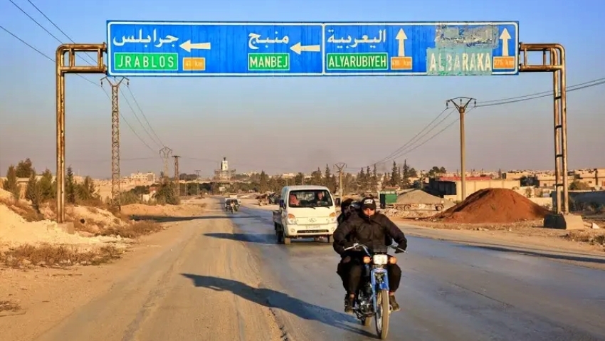 Một con đường ở khu vực Manbij, phía Bắc Syria (Ảnh: AFP).