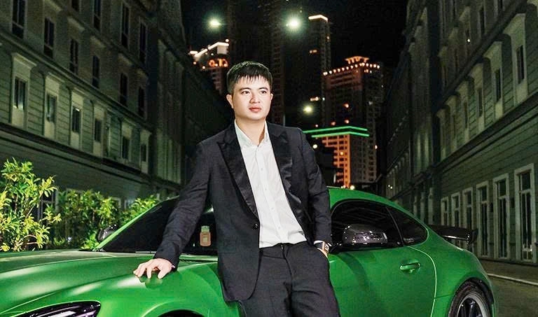 Mr Pips (Phó Đức Nam) nổi tiếng với những video khoe cuộc sống xa hoa và dạy kiếm tiền. 