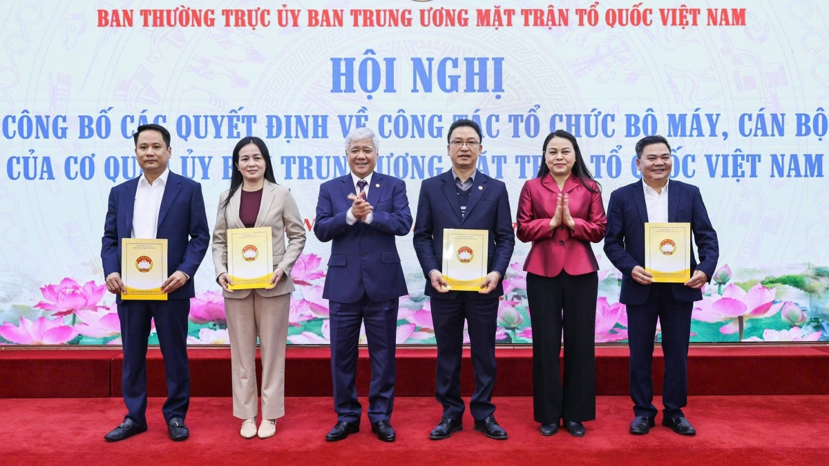Chủ tịch Ủy ban Trung ương MTTQ Việt Nam Đỗ Văn Chiến trao quyết định về công tác cán bộ cho Trưởng các Ban, đơn vị theo Quyết định số 217. Ảnh: Quang Vinh