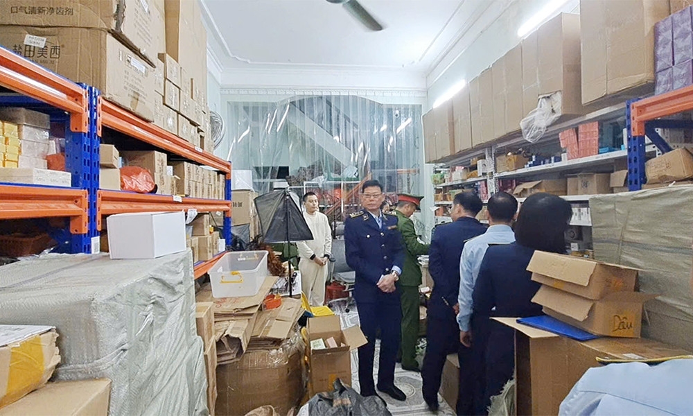 Lực lượng chức năng kiểm tra kho hàng