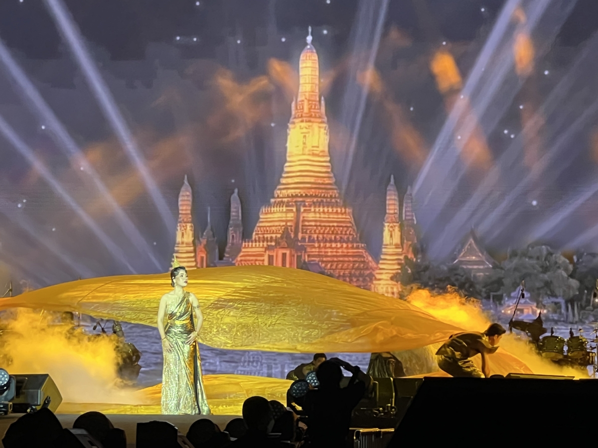  hàng chục nghìn người dân Thái Lan và du khách quốc tế đang có mặt tại Trung tâm thương mại Icon Siam để hòa mình vào bầu không khí lễ hội đếm ngược ngập tràn sắc màu của âm nhạc, ánh sáng và những màn pháo hoa 