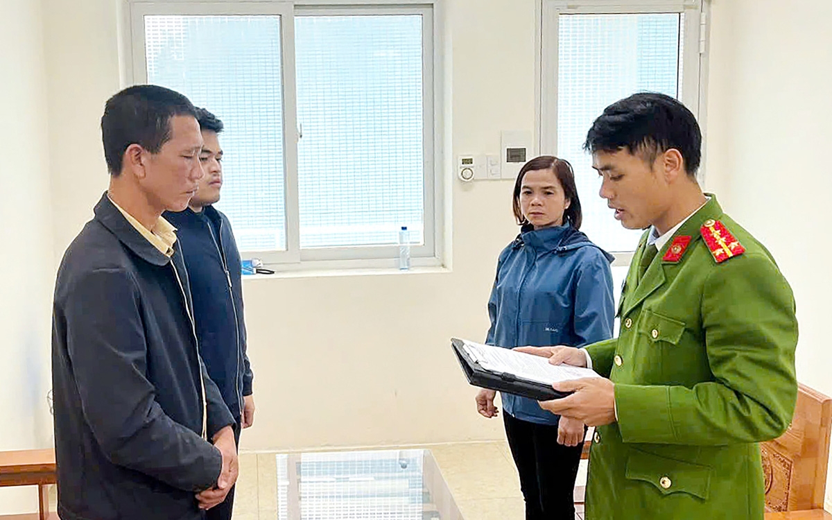 Cơ quan điều tra thi hành lệnh bắt bị can để tạm giam đối với Lê Văn Tuấn (bìa trái) - Ảnh: Duy Đại