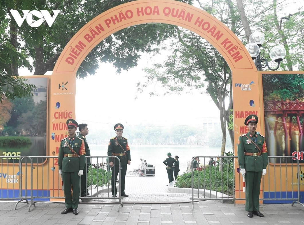 In Hanoi, 15-minute long firework displays will be held across five locations, including Hoan Kiem, Ha Dong, and Nam Tu Liem districts, as well as Son Tay township and Dong Anh district.