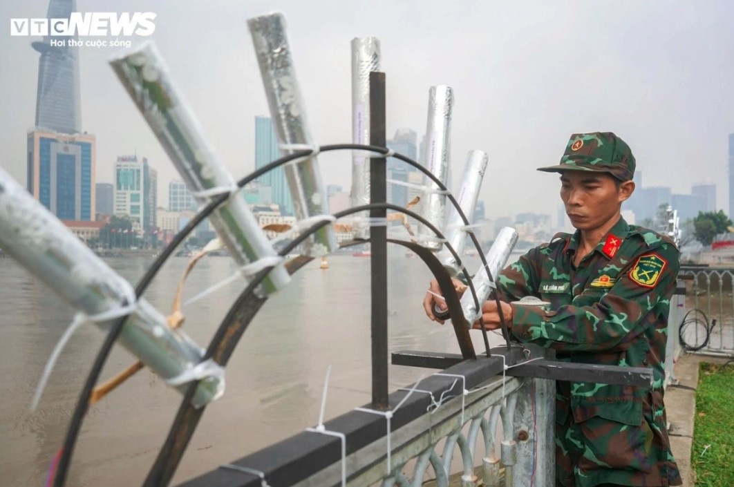 Meanwhile, both locals and tourists in Ho Chi Minh City will be entertained with dazzling firework displays at two sites across the southern city.