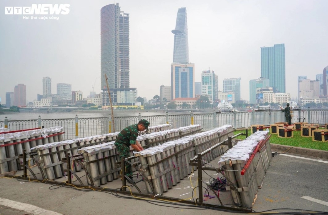 High-range fireworks will light up the skies over the entrance of the Saigon River Tunnel in Thu Duc City for people to enjoy.