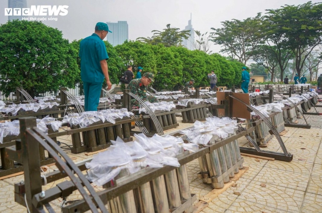 Elsewhere, low-range fireworks will also be on display at Dam Sen Theme Park in District 11 and the Van Phuc urban area in Thu Duc city.