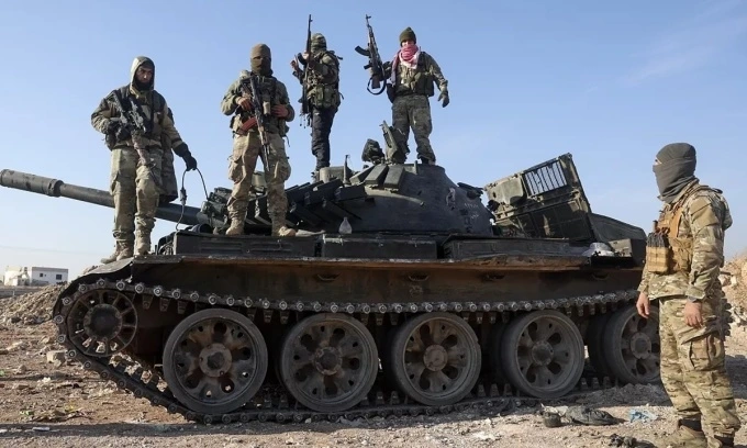 Các tay súng phiến quân ở ngoại ô thành phố Hama, Syria. Ảnh: AP