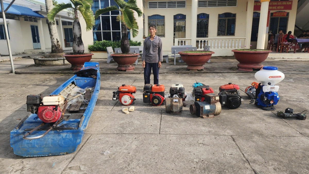 Ngô Thanh Hữu với tang vật thu giữ được