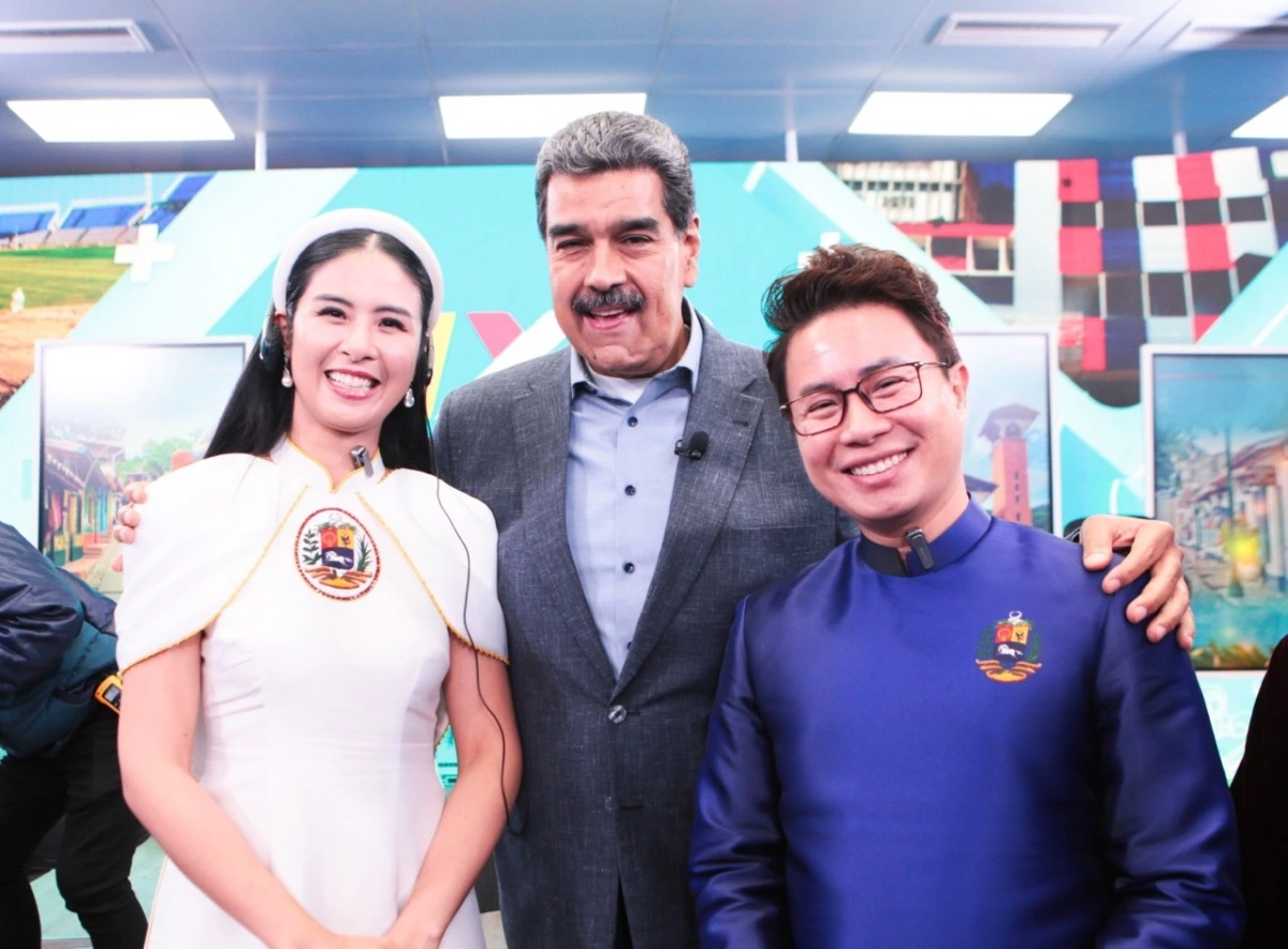 Hoa hậu Ngọc Hân và MC Lê Anh chụp ảnh cùng Tổng thống Venezuela Nicolás Maduro