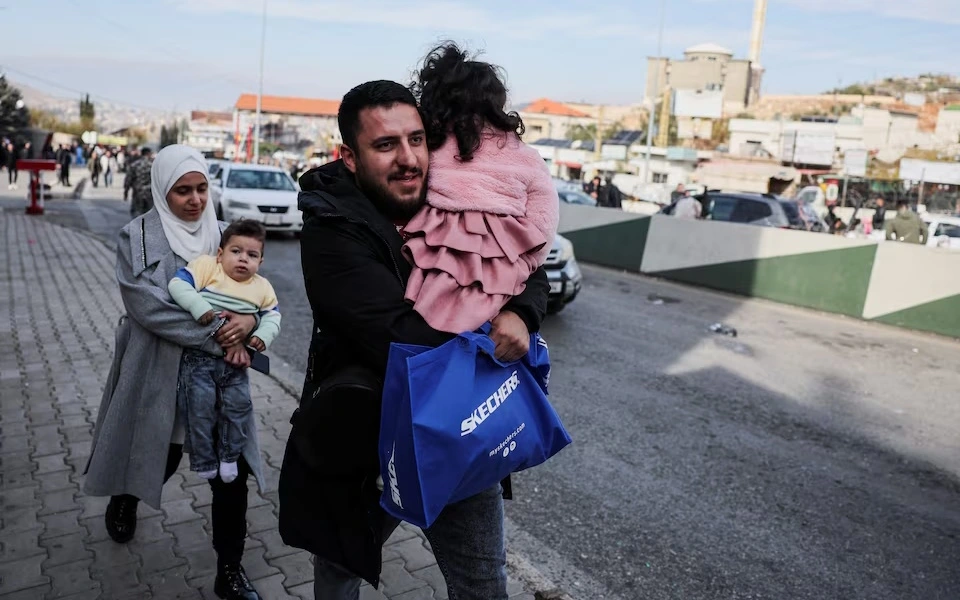 Người dân Syria ở vùng biên Lebanon-Syria. Ảnh: Reuters.