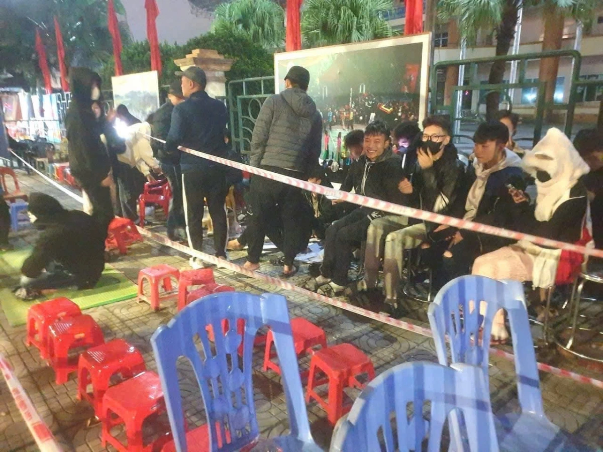 Người hâm mộ xếp hàng từ nửa đêm chờ mua vé xem ĐT Việt Nam.
