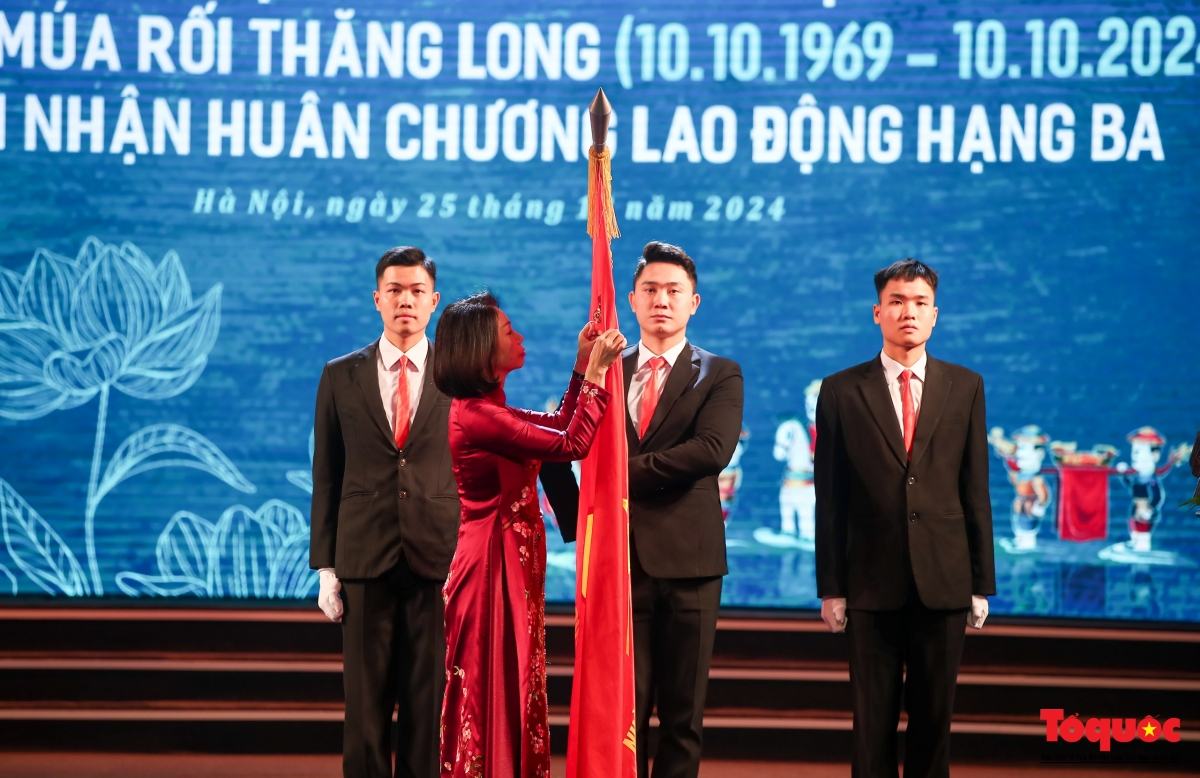 Phó chủ tịch UBND TP Hà Nội Vũ Thu Hà trao Huân chương Lao động hạng Ba cho Nhà hát Múa rối Thăng Long. Ảnh: Nam Nguyễn.